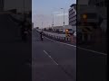 【笑】取り締まり中の警察官に対して威嚇するように車線変更するバイク shorts 警察 バイク