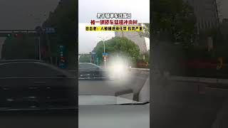 男子騎單車過路口 被一輛轎車猛撞沖向樹 目擊者：人被撞進綠化帶 傷勢嚴重#shorts