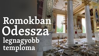 Önkéntesek takarítják a romokat az orosz támadásban megrongálódott odesszai székesegyházban