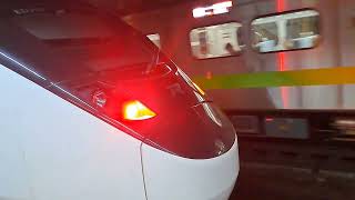 442次樹林發車開往台東的EMU3000型十二輛編組EMU3008皮蛋豆腐騰雲號紅色帶新城際自強號列車，2033次七堵發車經由海線開往彰化的銀綠色微笑號EMU900型十輛一編組EMU921區間快車