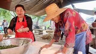 山东80多岁老奶奶领全家卖煎包，家族传承100多年，一块钱能买仨