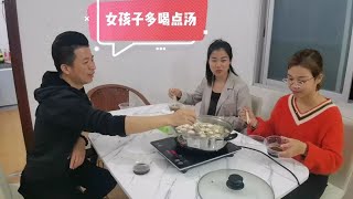 阿龙苹果妹约小闲农吃牛筋丸火锅，说有紧事情，还把门关着【小闲农】