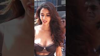 Baapre!!ये क्या दिख गया💋😋Disha Patani Flaunts Her Huge Cleavage #bollywoodnews News