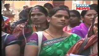 Women Gheraoed Sambalpur Collector's Office Protesting Alcohol