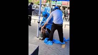 5.1.2022 外国人拒绝配合被打a foreigner got beaten refusing covid test in China中国新冠病毒疫情 covid19 pandemic