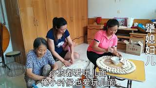 儿媳干活回家又累又饿，婆婆却锁门不让进家，拉住儿媳往外扯