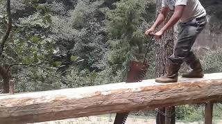 A cerrando madera con sierra de mano