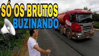 Pedindo buzina na beira da BR-242,\