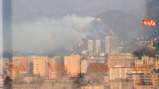 Incendio doloso sulle alture di Peglio, il fuoco minaccia la città