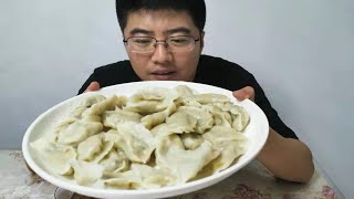 小马哥给老婆包饺子，100个饺子自己吃50，配着大蒜吃的真过瘾小