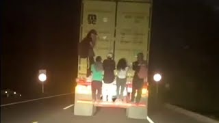 Pillan a cinco personas colgadas de un camión en vías de Antioquia