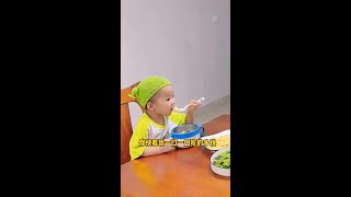 孩子光看手机不吃饭，妈妈这招杀鸡儆猴真管用啊！#cutebaby #funny #萌娃 #搞笑