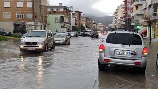 Top News - Vlorë, përmbytet autostrada/ Vjosa rrezikon të dalë nga shtrati