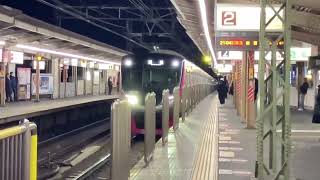 京王5000系5731編成が千歳烏山駅2番線を通過するシーン