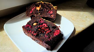 Pyszne brownie z malinami - przepis na brownie z rozpływająca się czekoladą