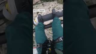 Spagna, bloccati su una parete di roccia di 200 metri: lo spettacolare salvataggio