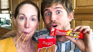 AMERİKALI ANNE VE OĞLU TÜRK ATIŞTIRMALIKLARINI DENİYOR!! 🇺🇸🇹🇷 Americans try Turkish Snacks!
