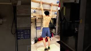 背中を使う懸垂やクライミングにはコレが超重要！肩甲骨懸垂のやり方！scapular pull ups 【グッぼるトレーニング】#shorts