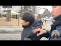 경찰 기자 겁박하며 힘 자랑 격투기 출신 갈색 외투남 말로는.. 뉴스.zip mbc뉴스