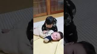 双子の兄の上に乗る弟