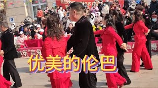 在大型聚舞时，一群步入老年的大叔大妈演绎优美伦巴，让人羡慕