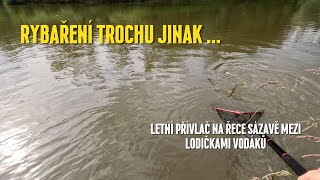 Letní přívlač na řece plné vodáků