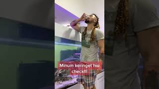 AUDREY A MINUM AIR IKAN HIU SETELAH IKANNYA PUP!!!