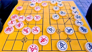 街头象棋实战，高手老谋深算，一招一式尽显风采，智慧与勇气较量