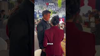 父亲将女儿交给女婿，转身泪如雨下 👨‍👧💧 #感人时刻 #父爱无限 Father Hands Daughter to Groom, Tears Flow as He Turns Away #love