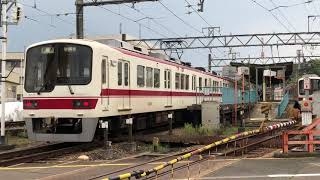 神鉄(神戸電鉄)道場南口駅  5000系新開地行き、5000系三田行き(乗務員2人乗りとしんちゃんキャラ乗せ) 昼間の神戸電鉄。