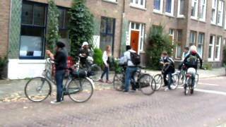 Scholieren na schooltijd op de Valkenboskade in Den Haag