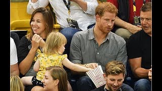 10+ Toddler Keeps Stealing Prince Harry’s Popcorn Until He Finally Notices, And His Reaction Says It