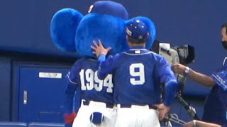 福留孝介に後ろからどつかれるドアラ(2021/07/10)