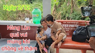 nàng lùn cùng con gái quá vui mừng khi  nghe tin chồng về nhà