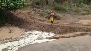 MOMENTO EXTO DA CHEGADA DA AGUA DA CHUVA EM UMA PARTE SECA DO RIO RIBEIRÃO