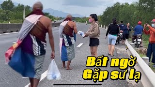 Sư Lạ Quá Bất Ngờ Gặp Vị Sư Lạ Y Áo Phấn Tảo Lạ Bộ Hành Khất Thực