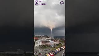 اعصار قمعي يضرب مدينة Kiel  في شمال المانيا ادى الى اصابة 4 اشخاص tornado hits #Kiel in Germany