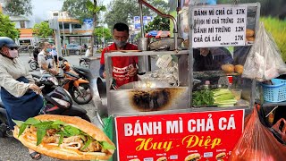 Xe bánh mì chả cá nóng chiên tại chỗ giá bình dân bán cực kì đông khách lúc sáng sớm trên vỉa hè.