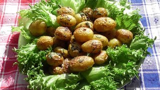 Paahdetut uudet perunat yrteillä. Varhaisperunaa uunissa. Roast recipe. Roasted baby potatoes.Potato