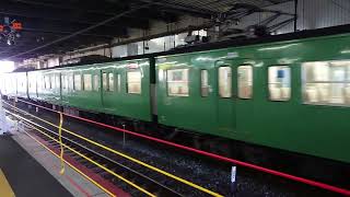 京都駅を発車する回送113系