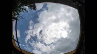 Timelapse vanuit de tuin, recht omhoog