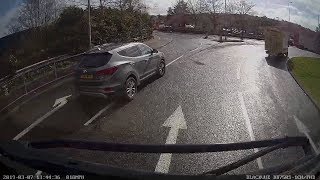Roundabout queue jumper