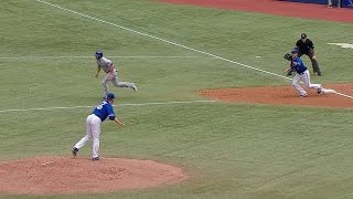 TEX@TOR: Buehrle catches Gimenez on a pickoff attempt