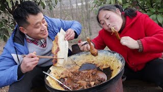 4 pounds ground pot chicken with pot stickers, spicy and delicious, eat a mouthful of oil