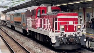 【JR中央快速線E233系0番台向けグリーン車甲種（初）】JR貨物DD200形1号機（トップナンバー）＋グリーン車2B（両）※トプナンが石川町駅を通過するシーン（9596レ・甲96）2022.7.12