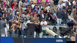 Jannik Sinner vince la finale degli US Open e va in tribuna ad abbracciare familiari e fidanzata