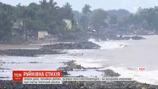 Зірвані дахи, поламані дерева, обірвані лінії електропередач: на узбережжі Індії вирує стихія