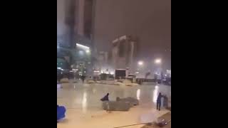 Heavy Wind at Masjid al Haram in Mecca   Makkah rain Storm Cleaning workers #viral #shorts #makkah
