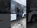 В Ростове на Дону у 22 автобуса разбилось стекло из за давки. Водитель продолжил движение...