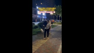 女子与男友分手后喝醉，闺蜜将其扛回家，看这单手操作，就知道不是第一次了